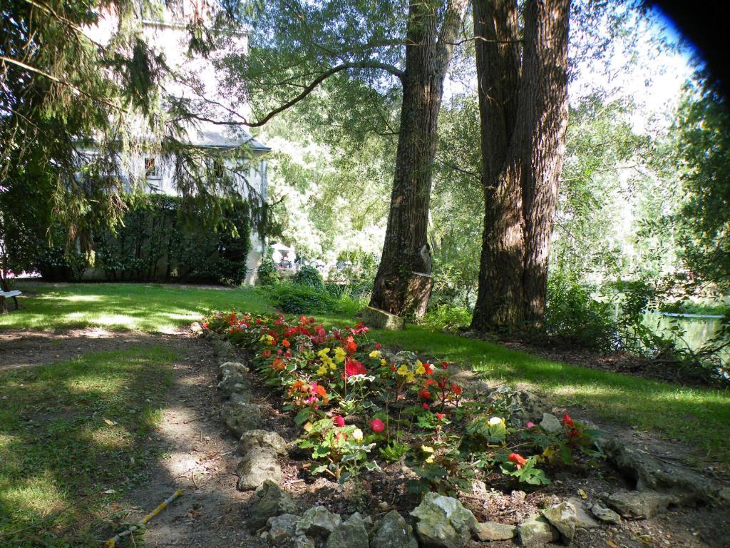 Hotel Logis Le Moulin Fleuri Veigné Exterior foto